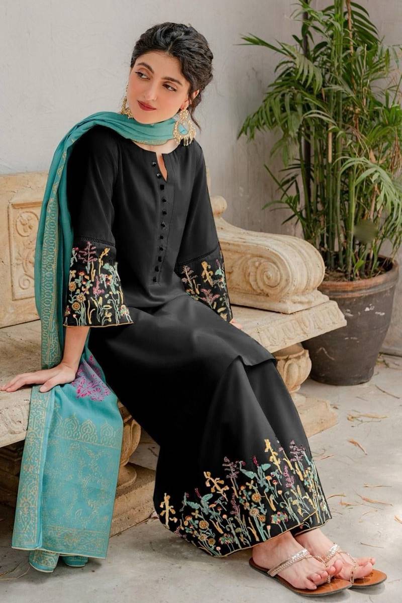 Sapphire SC-882 Black Embroidered Lawn 3pc